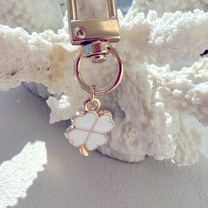 KEY/PURSE - PURSE CHARM NWOT Elegant Gold Clover White Keychain Accessory unisex